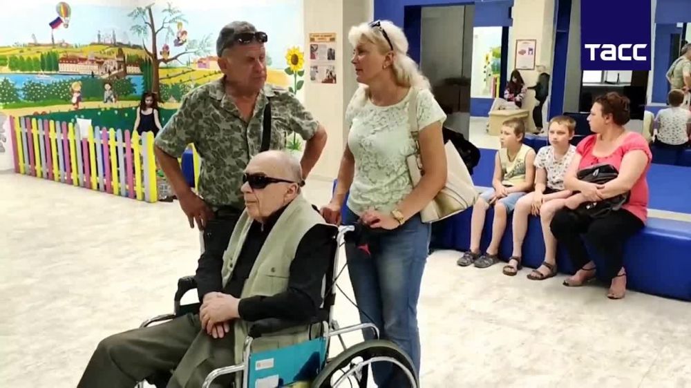 Не менее десяти новых пунктов приема документов на российское гражданство необходимо открыть в Херсоне, так как существующие центры не справляются с растущим каждый день потоком херсонцев, желающих получить российский паспорт