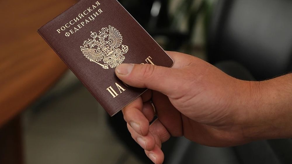 Жители Мелитополя и Херсона получили первые российские паспорта