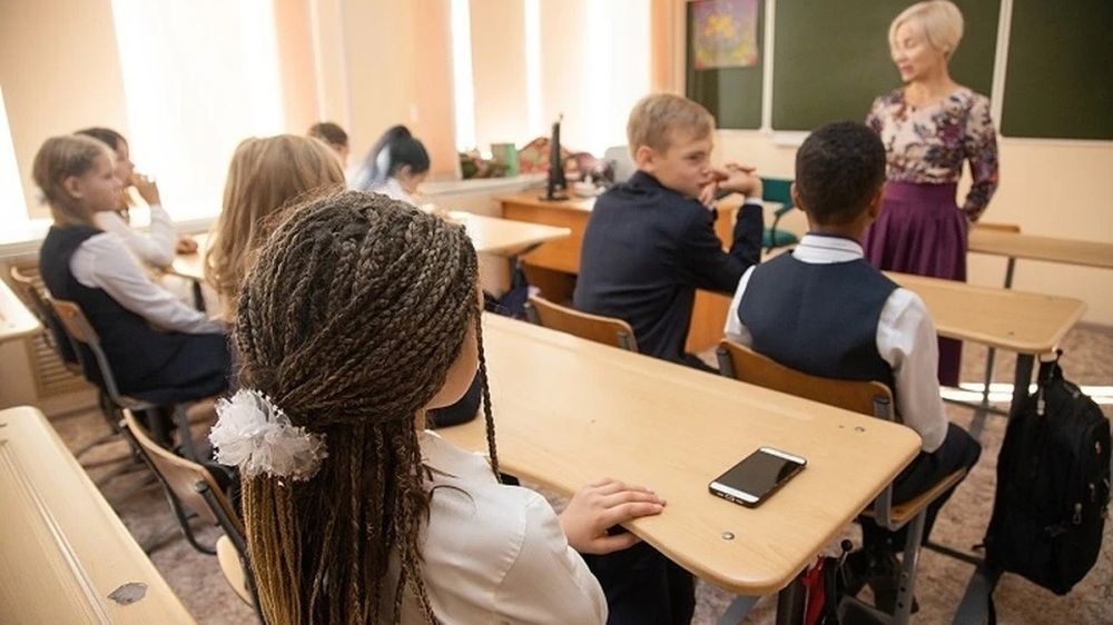 Глава Минпросвещения РФ пообещал помочь школам Запорожья обучать по российским стандартам