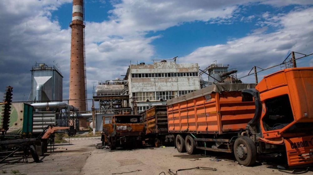 ВСУ добивают "Славию": из-за постоянных атак завод горит больше месяца