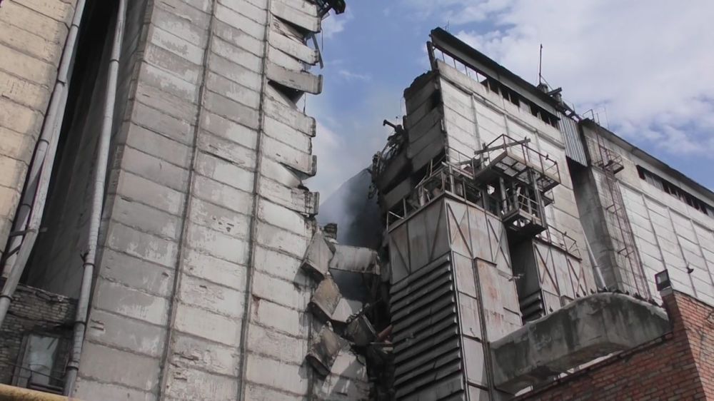 Опубликованы кадры пострадавшего от ВСУ элеватора в Запорожской области