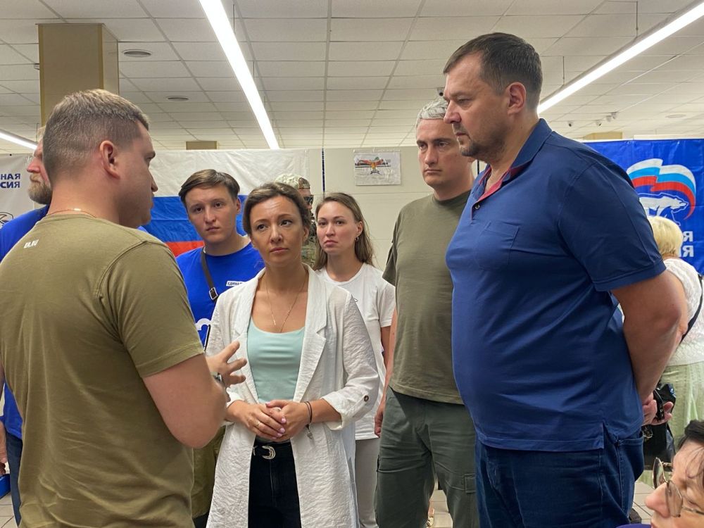Евгений Балицкий: Сегодня совместно с заместителем Председателя Госдумы РФ Анной Кузнецовой, которая находится в Запорожской области с официальным визитом, посетил единый штаб оказания гуманитарной помощи «Единой России» в Мелитополе