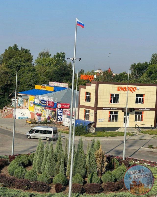 Пензенцы подняли русский триколор над Токмаком