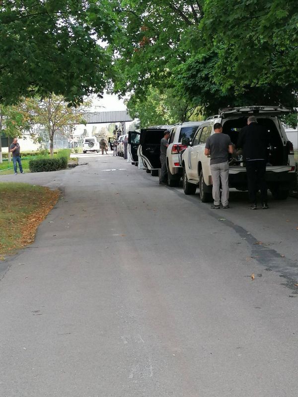 Корреспондент Андрей Руденко обращает внимание на важный факт — сотрудники миссии МАГАТЭ прибыли на Запорожскую АЭС без шлемов и бронежилетов