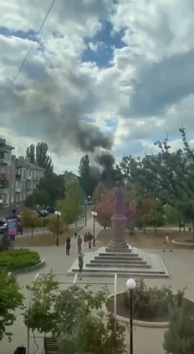 По данным местных источников, в Бердянске был подорван автомобиль коменданта города Артема Бардина