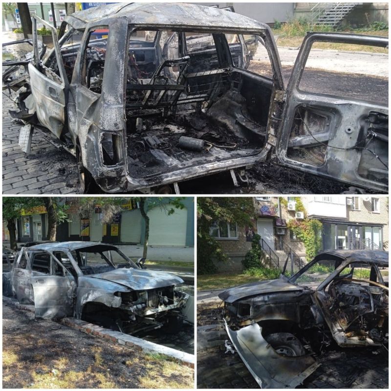 Власти региона подтвердили, что во взорванном возле городской администрации автомобиле находился комендант Бердянска Артем Бардин