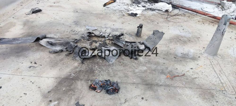 Юрий Котенок: Энергодар - обломки взрывного устройства, сброшенного с украинского дрона-камикадзе на крышу технической эксплуатации блоков кондиционирования