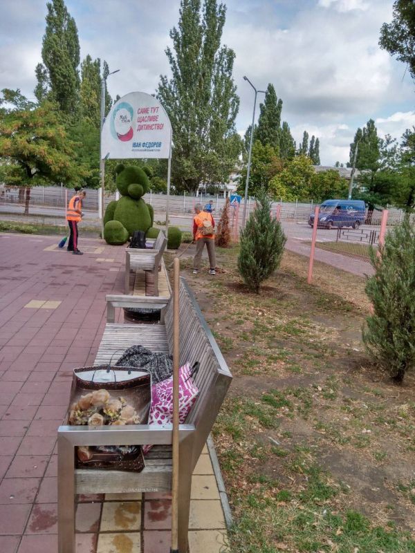 Сотрудники «Жилмассив» провели уборку на площадке по бульвару 30-летия Победы, 19