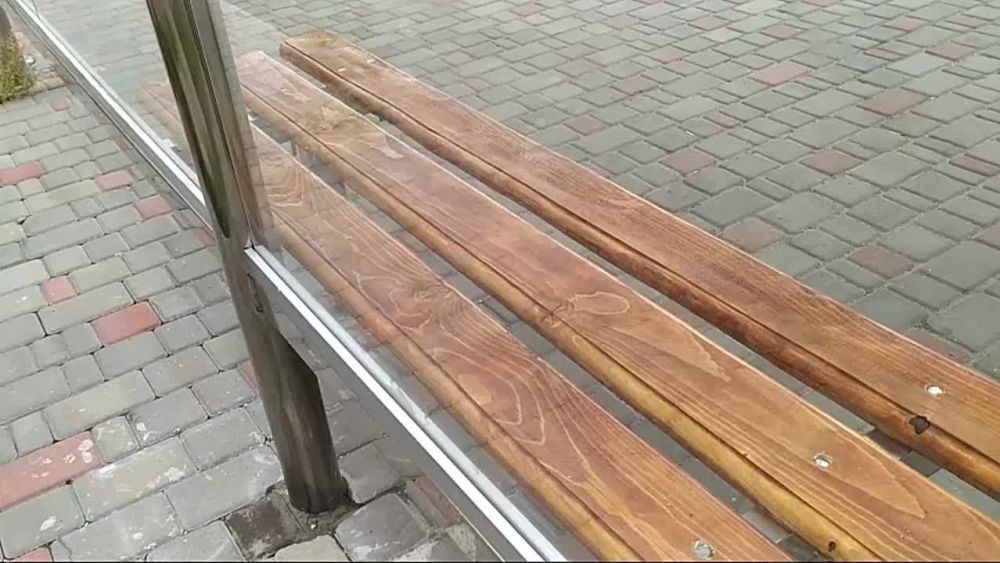 Коммунальные службы установили лавочку на остановке «Пионер»