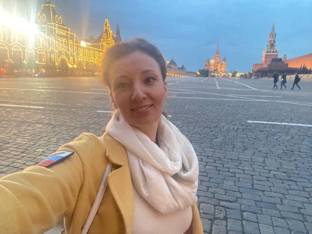 Анна Кузнецова: Красная площадь. Прекрасная! Я даже не помню, когда просто шла тут… Всегда бежала сквозь турникеты на какое-то мероприятие