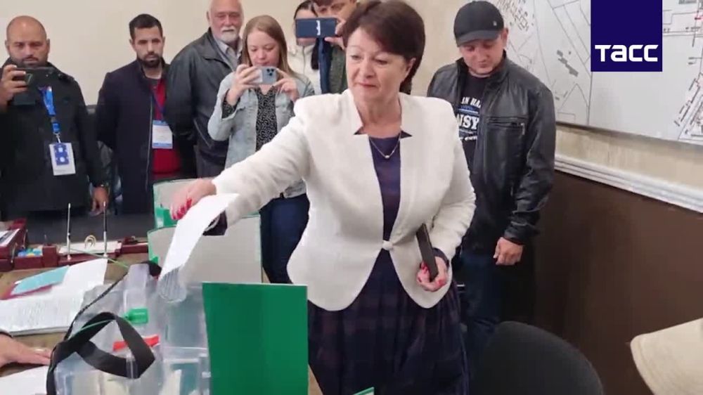 "Для меня это огромный праздник, как и для всех жителей нашего города Мелитополя, всей Запорожской области и вообще всех освобожденных территорий", — заявила мэр Мелитополя Галина Данильченко после того, как проголосовала на референдуме