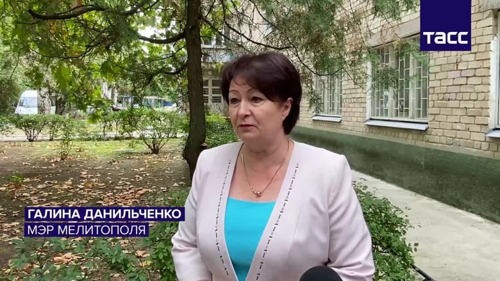 Мэр Мелитополя Галина Данильченко инспектирует избирательный участок в городе