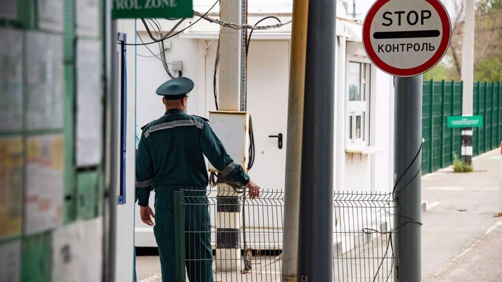 Погранконтроль на границе Херсонщины с Крымом пока сохранится - Сальдо