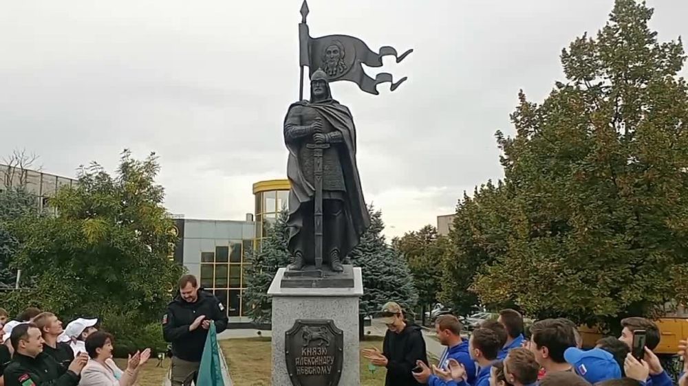 На ул. Б. Хмельницкого был открыт памятник великому русскому полководцу Александру Невскому. В церемонии открытия памятника...