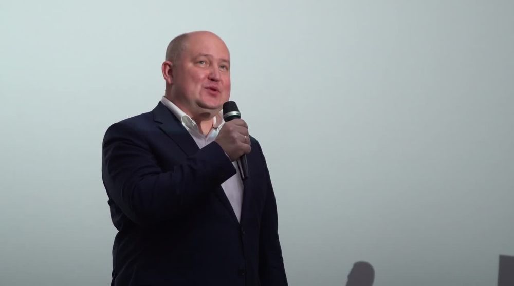 Михаил Развожаев: Сегодня вечером как член Центрального штаба Общероссийского народного фронта вручил нашим волонтёрам и активистам премию «Команда Путина»