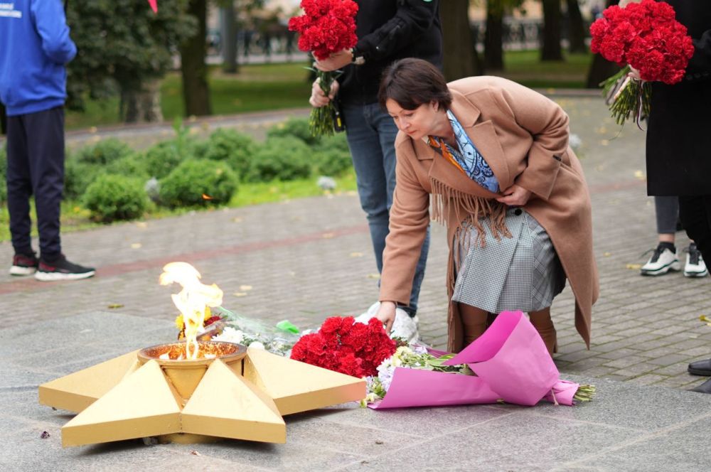 Галина Данильченко: В День освобождения Мелитополя от немецко-фашистских захватчиков возложили цветы к мемориалу «Братское кладбище», где покоятся более двух тысяч советских воинов, погибших во время освобождения нашего города