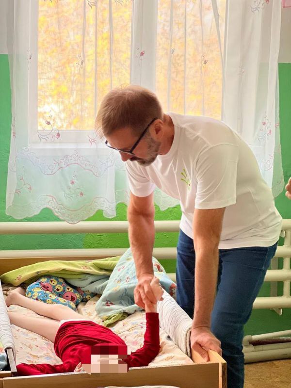 Анна Кузнецова: Пока мы работали в Запорожской области, наши друзья и партнёры по Гуманитарному штабу «Единой России» – специалисты из благотворительного фонда «Дорога жизни» – отправились к детям вЛНР