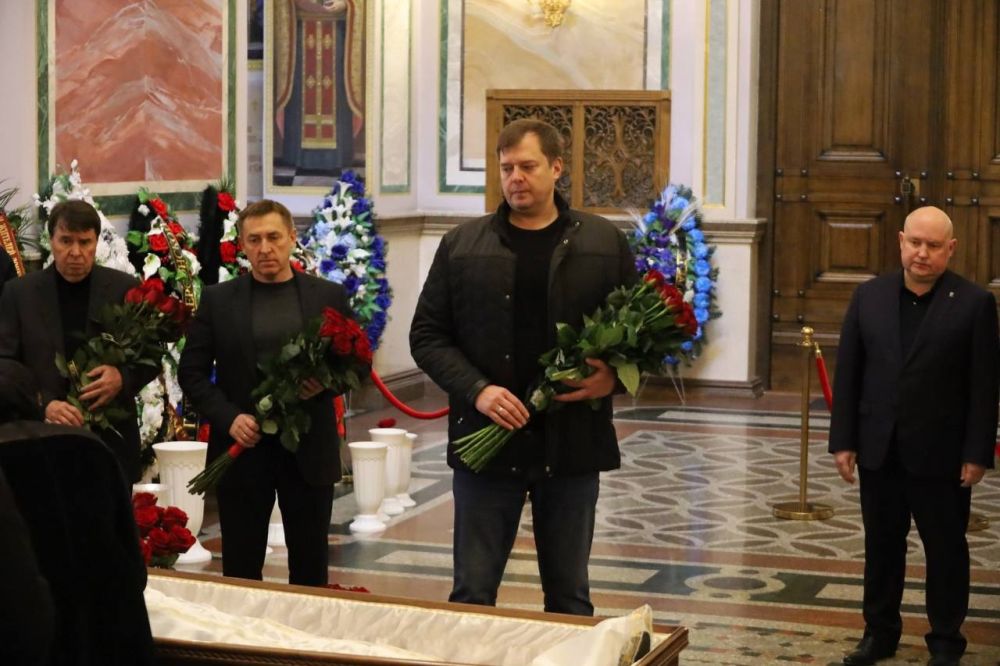 Михаил Развожаев и Евгений Балицкий приехали в Александро-Невский собор Симферополя проститься с Кириллом Стремоусовым