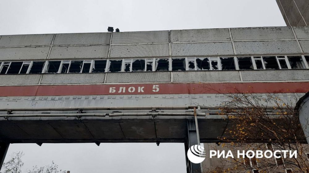 Андрей Руденко: Шесть ракет попали в бассейн фонтана-охлаждения реакторов Запорожской АЭС, две — в СХОЯТ (сухое хранилище ядерных отходов), — цитируют советника гендиректора «Росэнергоатома»