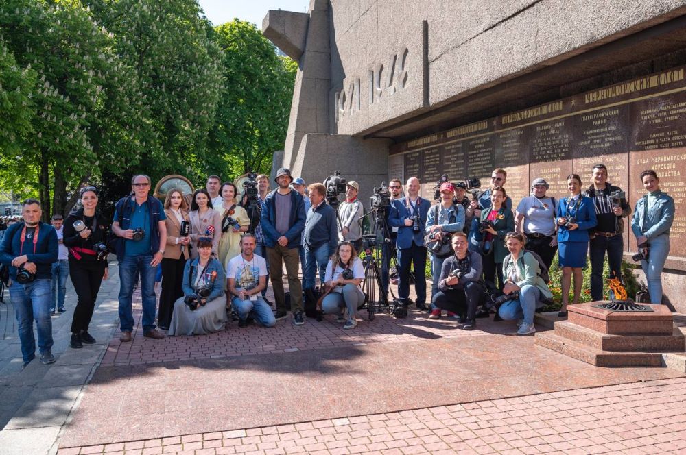 Михаил Развожаев: Уважаемые коллеги!. Поздравляю вас с Днём печати!