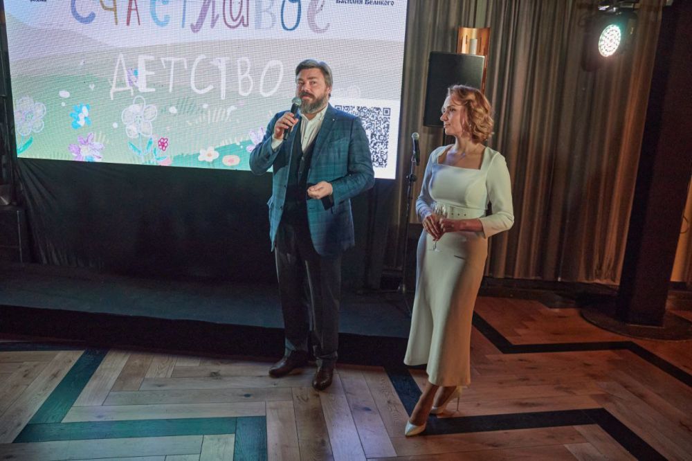 СЧАСТЛИВОЕ ДЕТСТВО. В Рождество все дети ждут подарков. Для одних – это очередная игрушка. А для других – нормальная жизнь...