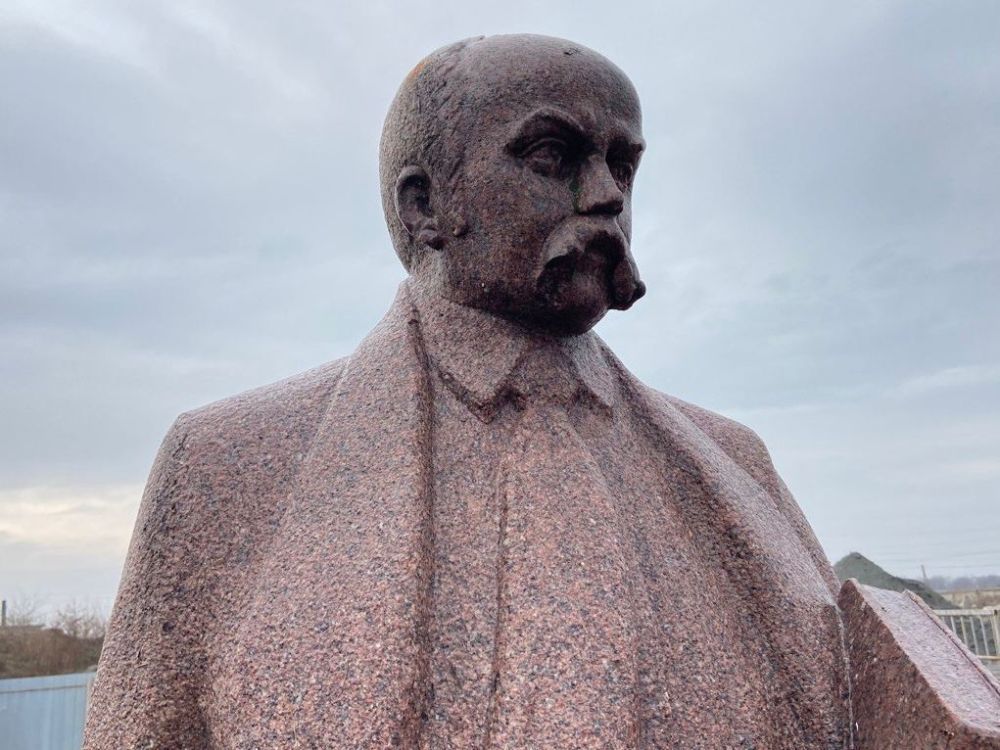 Дорогие мелитопольцы! Памятник Шевченко находится на хранении, через несколько недель приступят к его реставрации