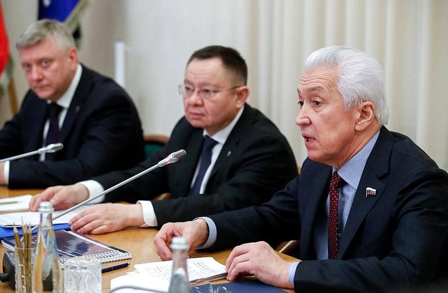 Анна Кузнецова: Вопрос по обеспечению жильём детей-сирот после вхождения в состав нашей страны четырёх новых регионов, задала на встрече президиума фракции «Единой России» с м...