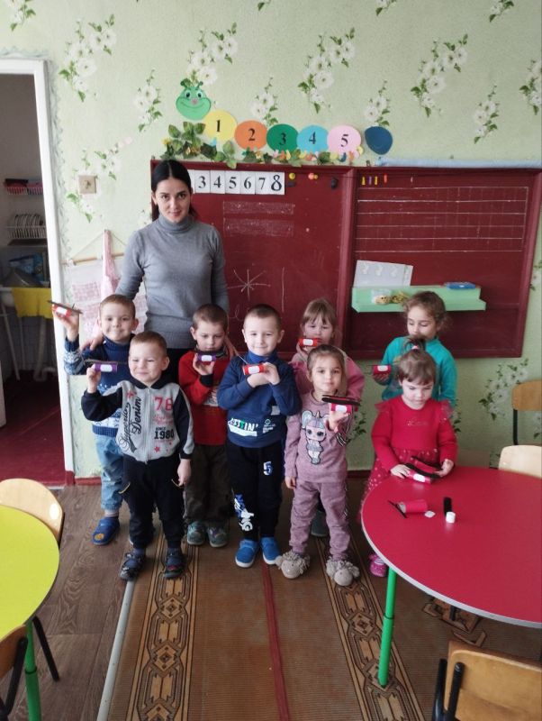 10 февраля в ГКУ ЗО"Детский сад №1"Тополек" г.Молочанск было проведено занятие в средней группе по конструированию "Веселые самолёты"для наших защитников