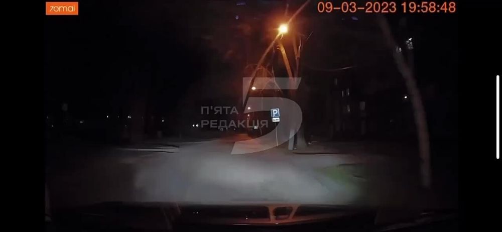 Андрей Руденко: Судя по этому видео прилет в Запорожье был по ТЭС. Вначале вспышка, затем отключился свет