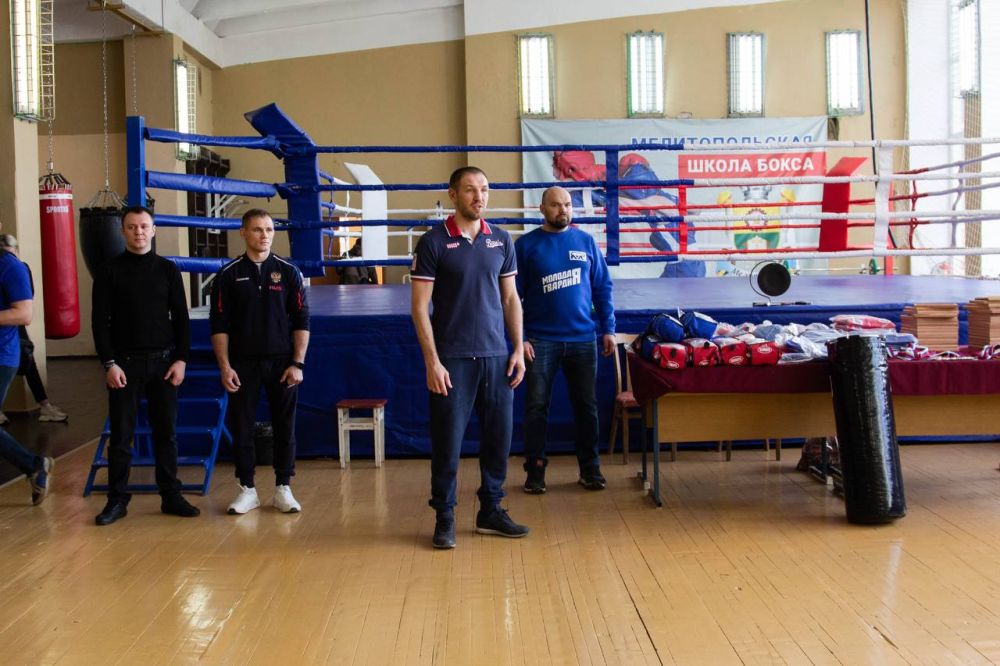 Сегодня на базе МБУДО "ДЮСШ №1" ВГА г. Мелитополя при поддержке Всероссийской общественной организации «Молодая Гвардия Единой России» во главе с Антоном Демидовым прошли мастер-классы по единоборствам – по боксу и самбо