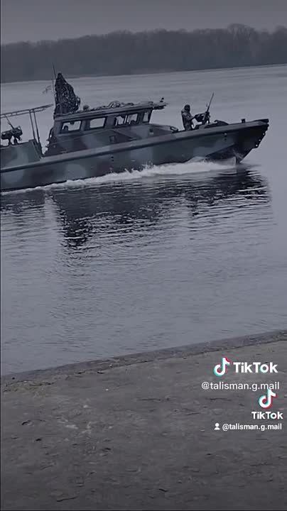 Олег Царёв: Устье Днепра. Река в качестве линии фронта. ВСУ на правом берегу, наши — на левом. Мелкие острова серой зоны...