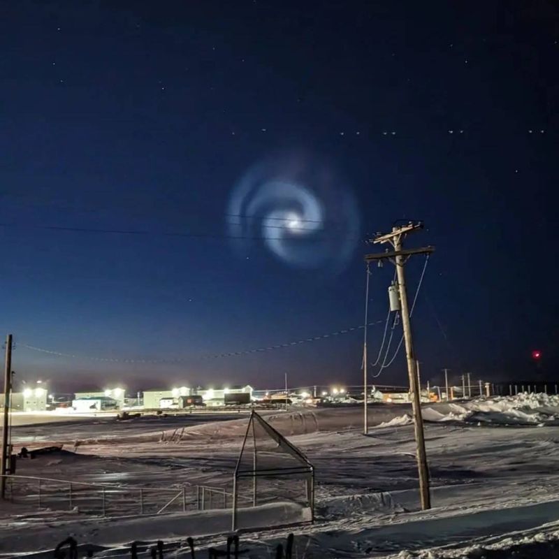 Над Аляской появилась загадочная светящаяся спираль, напоминающая галактику