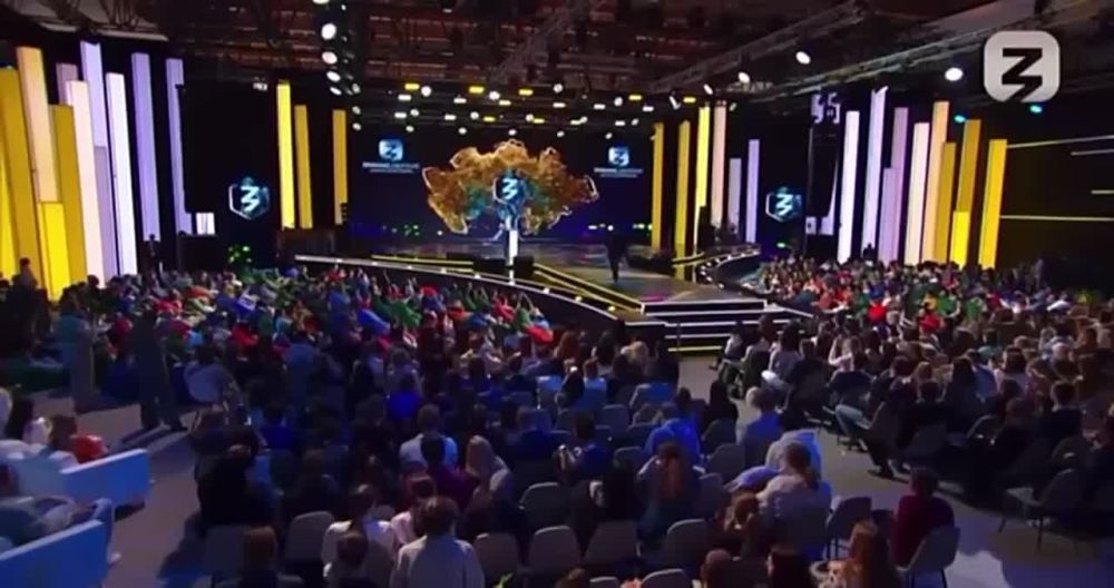 Новый единый учебник истории для 11-х классов с разделом про СВО представил министр просвещения Сергей Кравцов на Всероссийском марафоне «Знание. Первые»