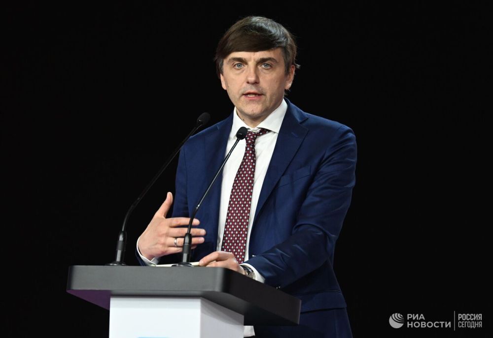 Сергей Кравцов: более шести тысяч школ носят имена героев