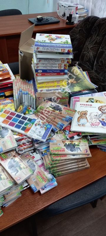 Сегодня сотрудники Блока стратегических коммуникаций Запорожской АЭС доставили в Центр детского и юношеского творчества Энергодара очередную партию гуманитарной помощи от жителей атомных городов России