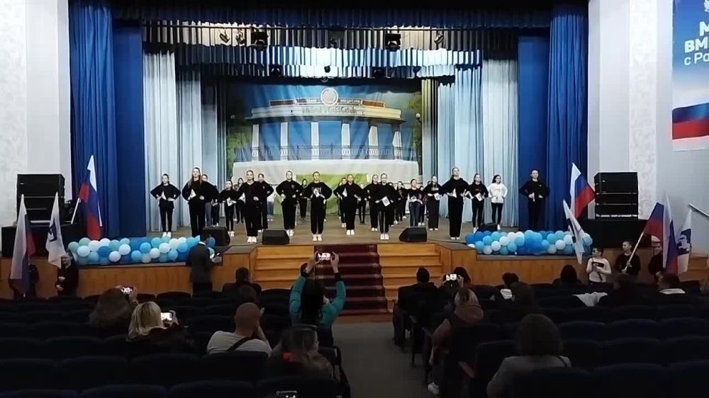 Члены профсоюзов и власти Запорожской области возложили цветы к памятнику трудящихся Запорожья