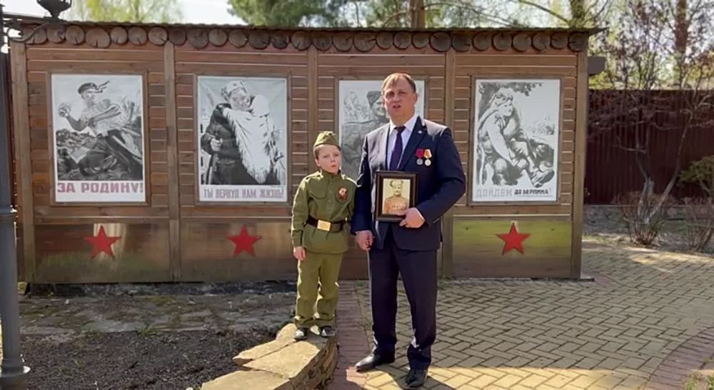 Глава СОЦПРОФ Сергей Вострецов вместе со своим маленьким сыном поздравил жителей страны с Днём Победы