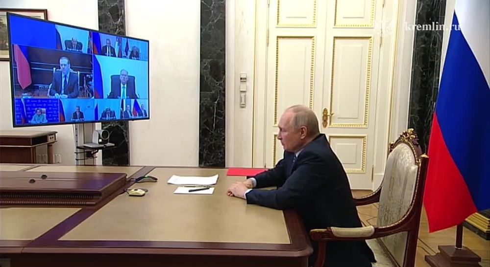 Владимир Путин, президент России, провел оперативное совещание с постоями членами Совета безопасности по видеосвязи