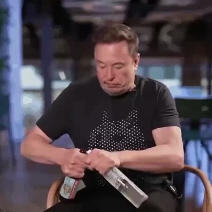 На одном из своих крайних интервью Илон Маск показал свой главный талант, благодаря которому он стал таким богатым и знаменитым — открывать пиво бутылкой водки