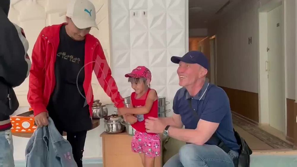 Россияне не оставили в беде жителей Херсонской области, пострадавших от прорыва Каховской ГЭС. По словам врио главы региона Владимира Сальдо, в зону подтопления, предварительно, попали от 22 до 40 тысяч человек