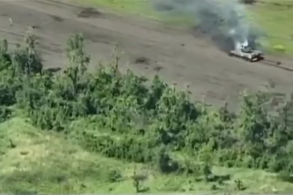 Андрей Руденко: Запорожье. Танк всу решил зайти на наши позиции, но его встретили выстрелом из ПТУР. Экипаж бросил горящую машину и дал деру