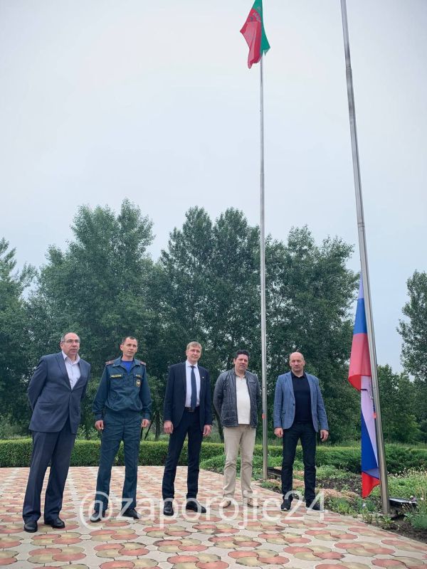 Сегодня 12 июня в День России в Энергодаре у административного здания ВГА города под звуки Государственного гимна состоялось торжественное поднятие Государственного флага Российской Федерации