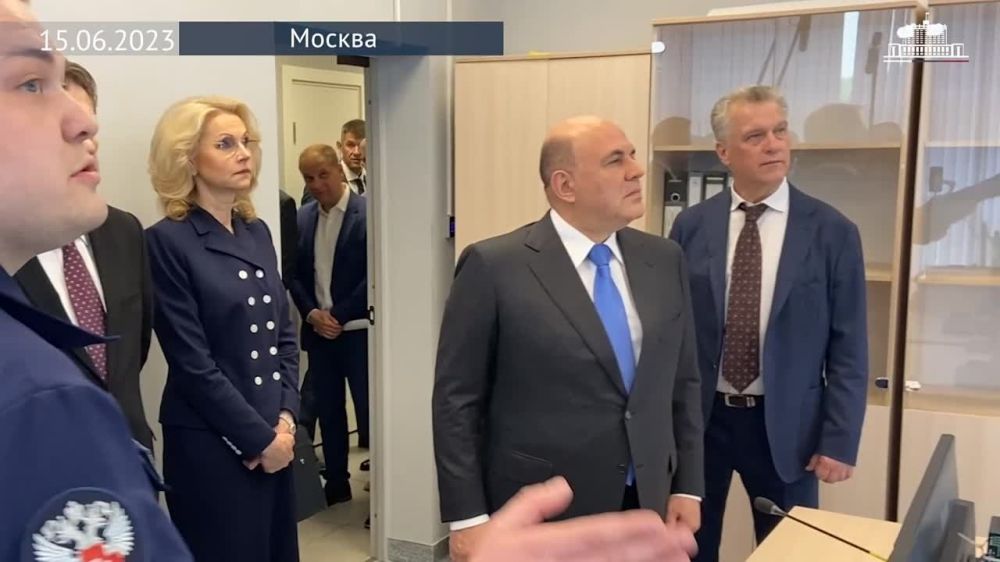Михаил Мишустин осмотрел кабинет телемедицинских консультаций Федерального центра медицины катастроф