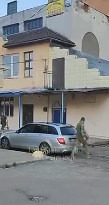 Юрий Котенок: Будущий водитель "Леопарда" из Запорожья так воодушевился перспективами своей мобилизации, что от избытка чувств решил поблагодарить сотрудников военкомата булыжником в лицо