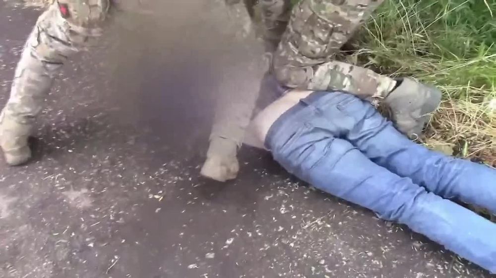 Юрий Котенок: Кадры оперативной съёмки из Мелитополя, где были задержаны украинские диверсанты, по заданию киевских спецслужб готовившие покушение на сотрудника ВГА Запорожской области