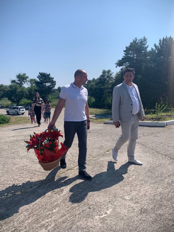 Эдуард Сеновоз вместе с Юрием Черничуком возложили цветы к Вечному огню на памятной стеле воинам 59-й гвардейской Краматорской Краснознаменной стрелковой дивизии