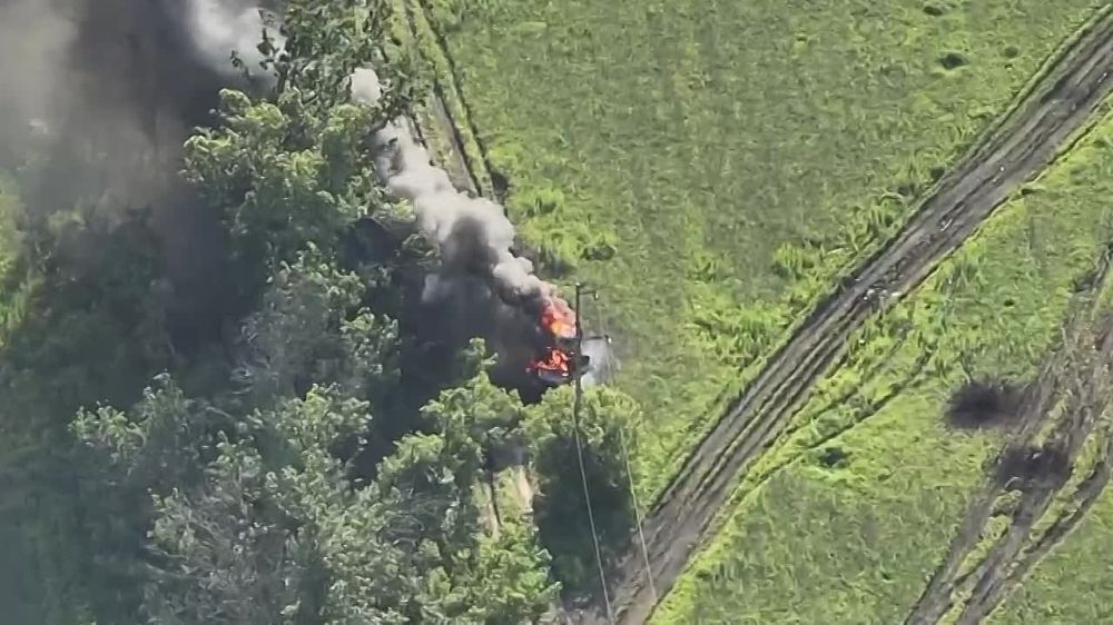 Андрей Руденко: MaxPro красиво горит. Где-то на Запорожском направлении уничтожены да бронеавтомобиля американского производства