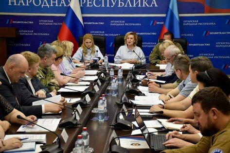 Сенаторы доставили в ЛНР около двух тонн гуманитарной помощи