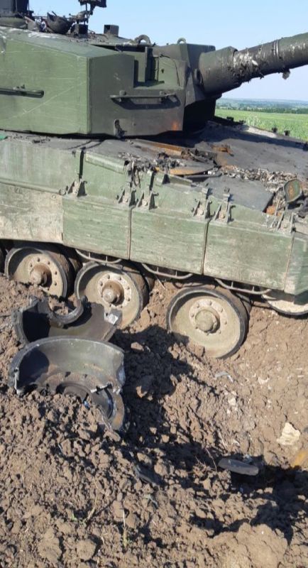 Сергей Колясников: Танк Леопард-2А4 укронацистов подорвался на мине и добит попаданием в ВЛД со сквозным пробитием