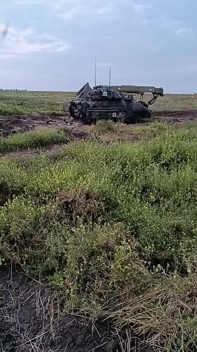 Юрий Котенок: Кадры с Запорожского направления — украинские боевики эвакуируют подбитую в ходе "наступа" БМП Bradley